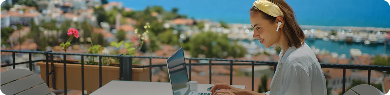 ragazza in vacanza naviga con EOLO Quando Vuoi ragazza in vacanza naviga con EOLO Quando Vuoi